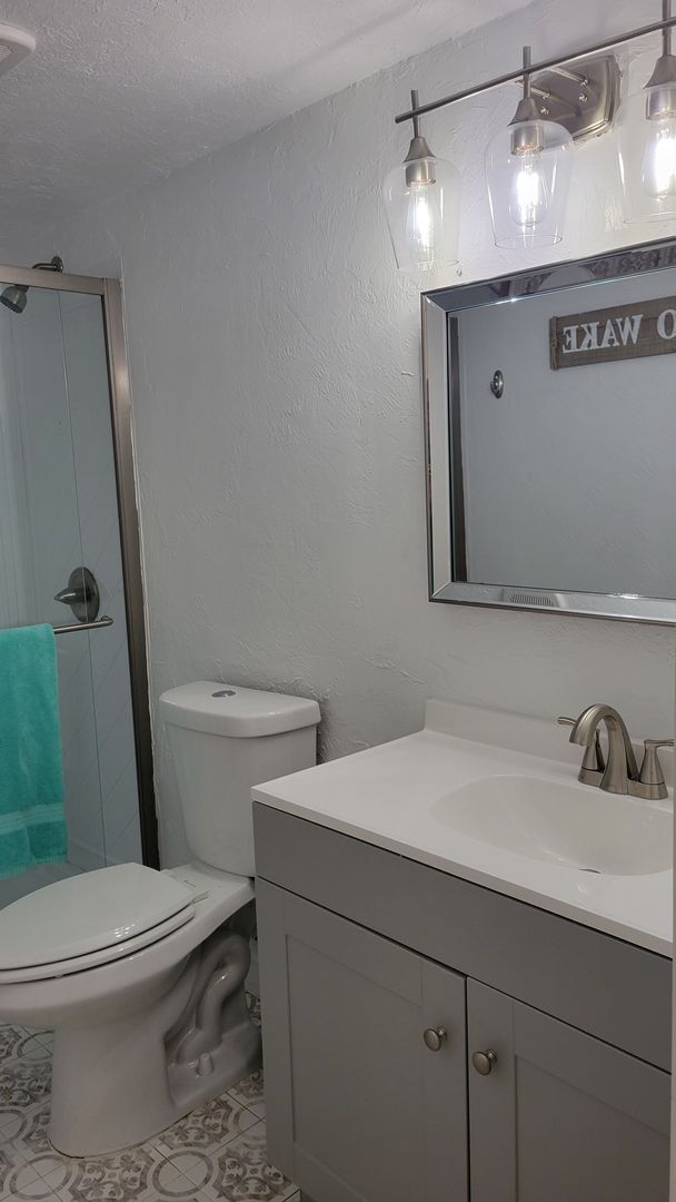 Building Photo - Annual UNfurnished renovated 2/1 condo dow...