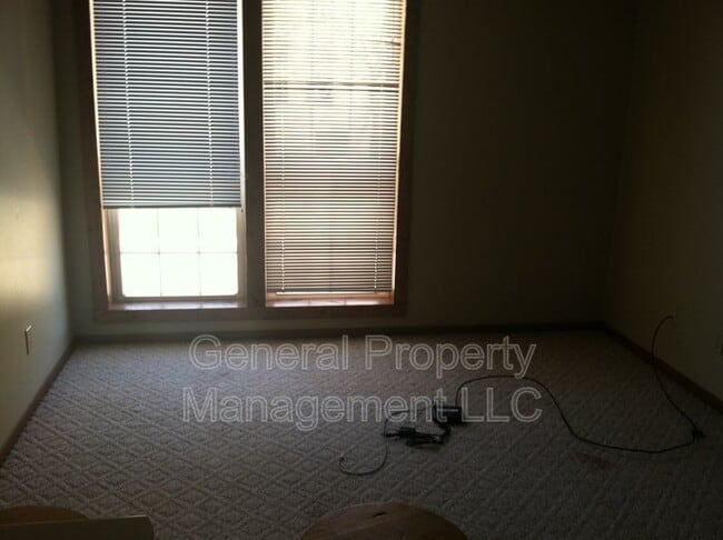 Building Photo - 4 bedroom in proximity to UWEC and downtown available June 1st