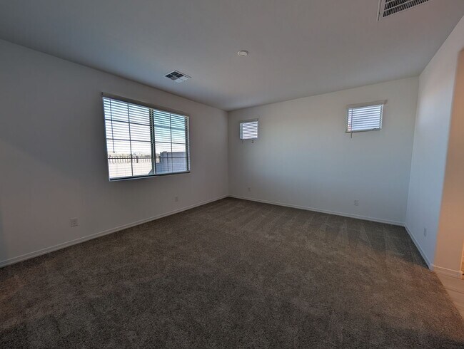 Building Photo - 4 Bedroom 3 Bathroom Home