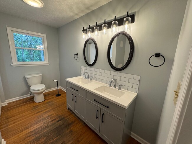 Building Photo - Private and Lovely 3 Bedroom Home