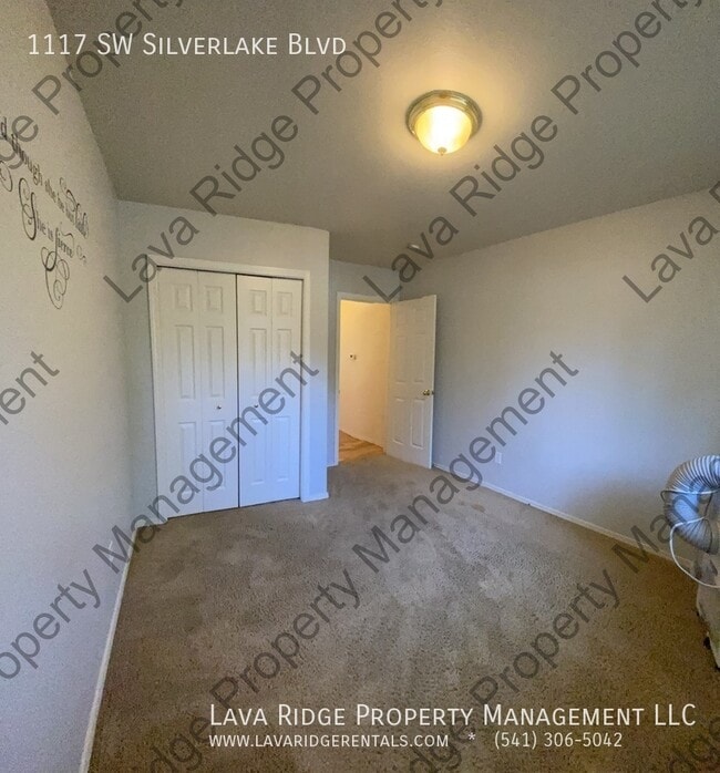 Building Photo - 1117 SW Silver Lake Blvd