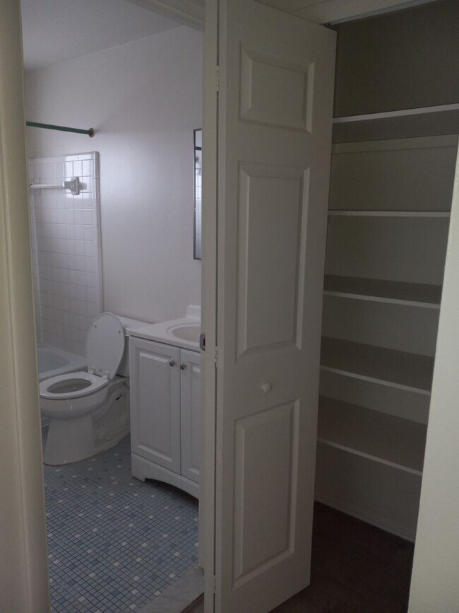 Building Photo - Newly renovated spacious 1 bedroom