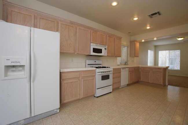 Building Photo - Nice 3 bedroom 2.5 bath home in a gated co...