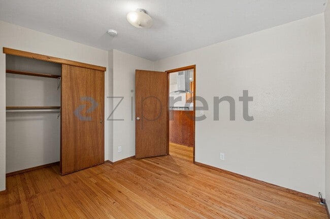 Building Photo - Unit
