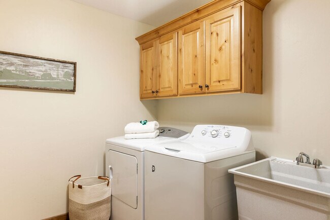 Building Photo - 1054 Canoe Loop