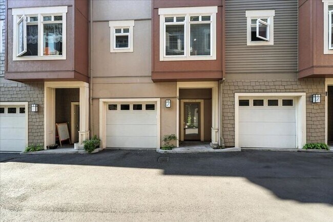 Building Photo - Dual-Purpose Townhome: Perfect for Profess...