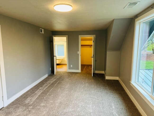 Building Photo - Charming Vintage Farm House