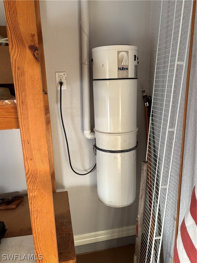 Building Photo - 2210 Grove Dr