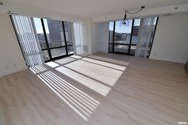 Building Photo - 123 SW Jefferson Ave