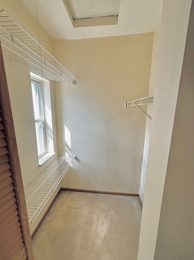 Building Photo - FURNISHED!! 2bed/1bath Condo Right Near Th...