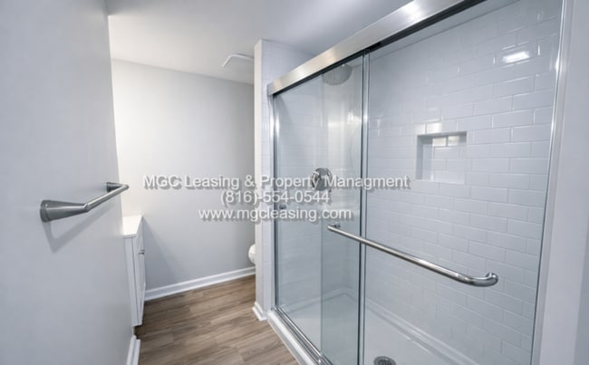 Building Photo - Freshly Renovated & Move-In Ready in Blue Springs - Schedule A tour today!