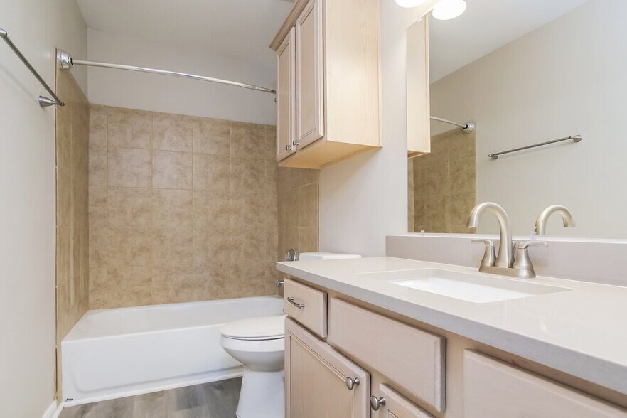 Building Photo - 985 Oak Falls Dr