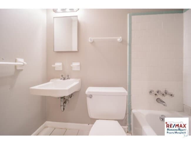 Building Photo - Charming Brick Ranch!