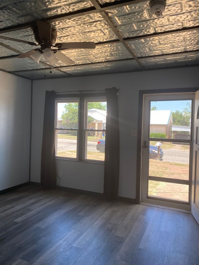 Building Photo - 2 bedroom 1 bath home in Sweetwater near S...