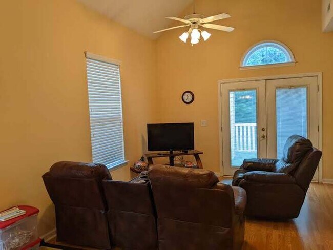 Building Photo - 960 Cinnamon Dr