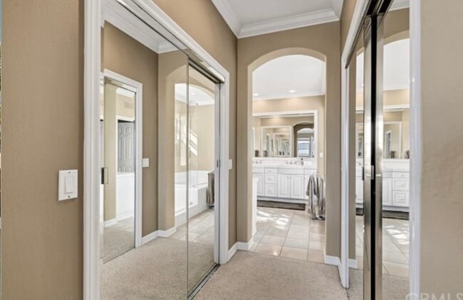 Building Photo - 9 Marisol