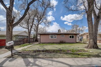 Building Photo - "Charming 2-Bedroom Retreat in the Heart o...