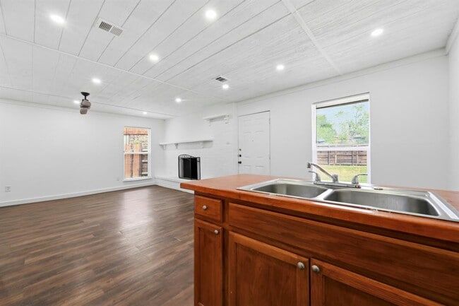 Building Photo - 5104 Spruce Cove