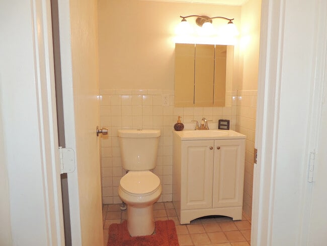 Building Photo - Renovated Colonial with 4 Beds - 1.5 Baths