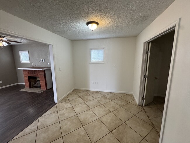 Building Photo - Beautiful 2 bedroom Home Near 19th & Quaker!