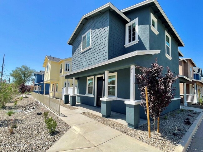 Building Photo - 814 E Roma Ave