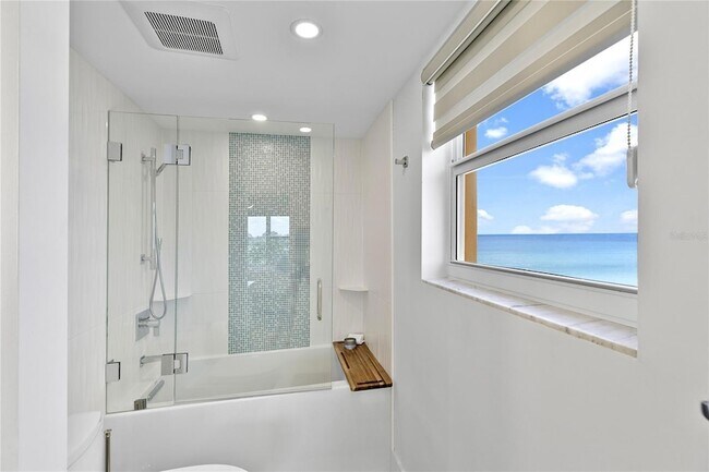 Building Photo - 601 Longboat Club Rd