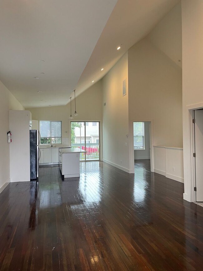 Building Photo - 1/2 Off First Month's Rent, 6Bdrm, 3Bath