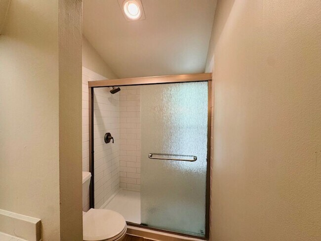 Building Photo - Spacious Two story 2 bedroom, 2 bath Condo. Move-In ready!!