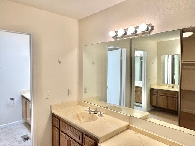 Building Photo - AVAILABLE NOW: BIG College Area Townhome 4bd/2.5ba HUGE garage, AC, pool, W/D