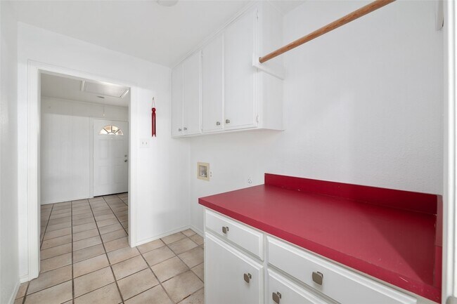Building Photo - 2123 Mistletoe Ave