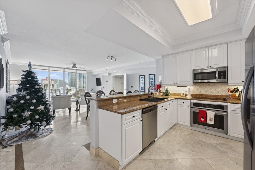 Building Photo - 100 S Birch Rd