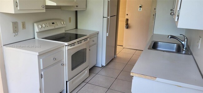 Building Photo - 1300 NE Miami Gardens Dr