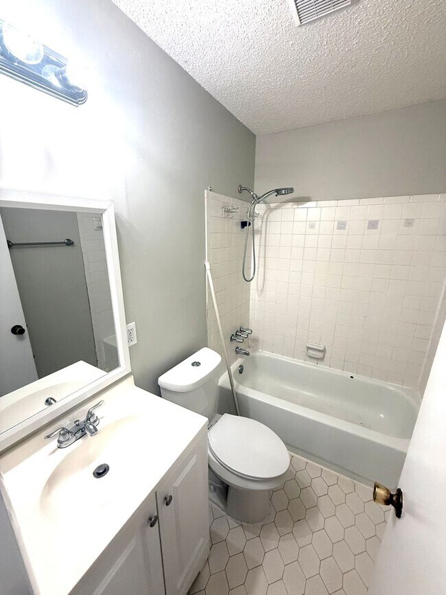 Building Photo - **3 Bed 2 Bath located off Wares Ferry Road** Call our self showing number to schedule a tour 334...