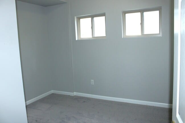 Building Photo - 135 E Chestnut St