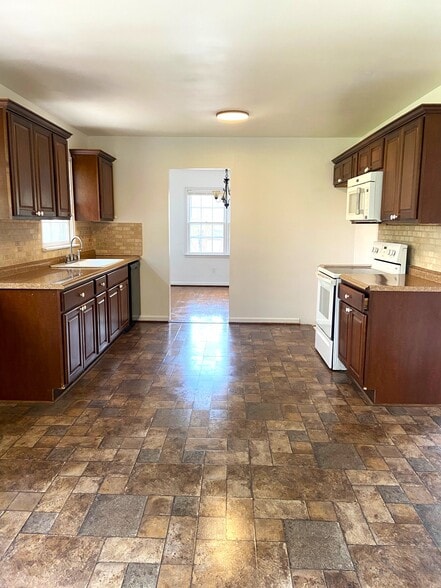 Building Photo - 1826 Eastridge Dr