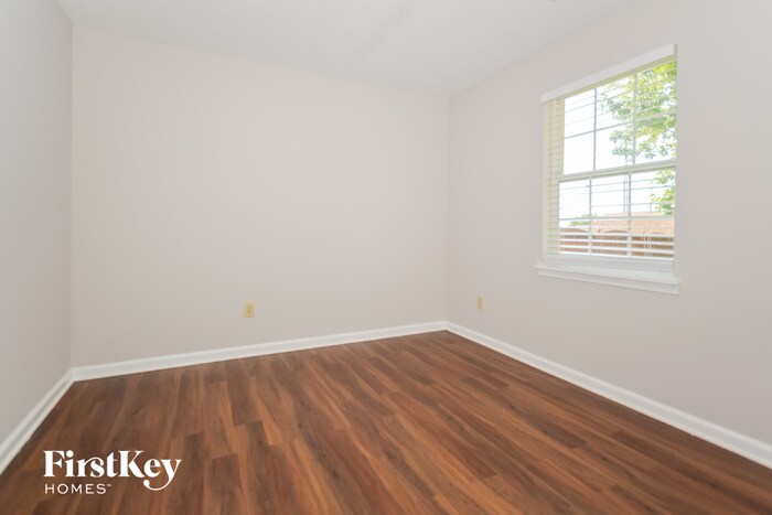 Building Photo - 1050 Oak Leaf Rd