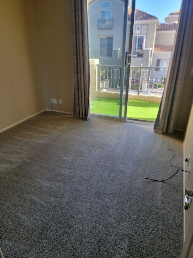 Building Photo - 2 BD/2 BATH