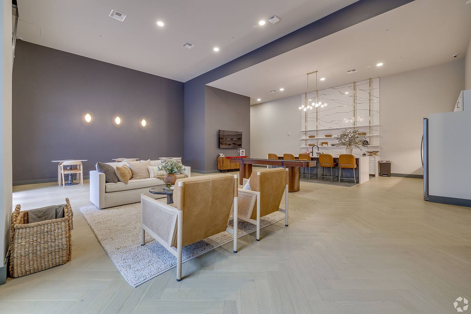 Building Photo - 415 E 2nd St S