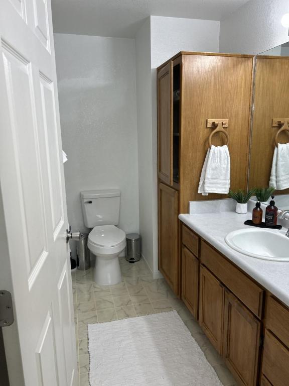 Building Photo - 563 Primrose Dr