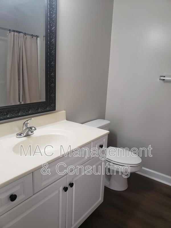 Building Photo - 1028 Nottingham Dr