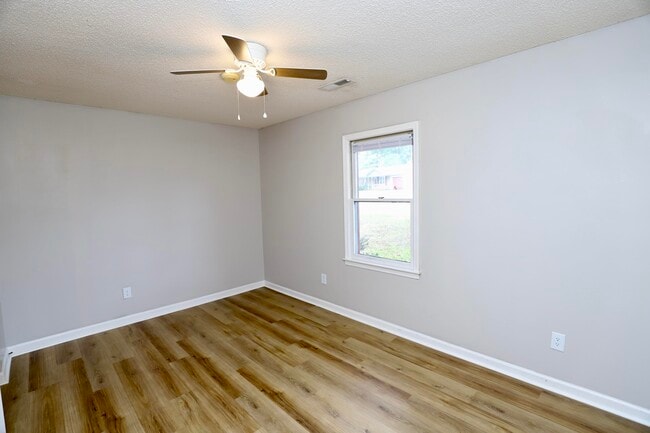 Building Photo - 806 Club Ln