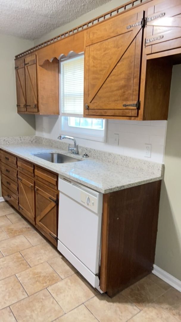 Building Photo - 4 Bedroom, 3 Bath home in the country.