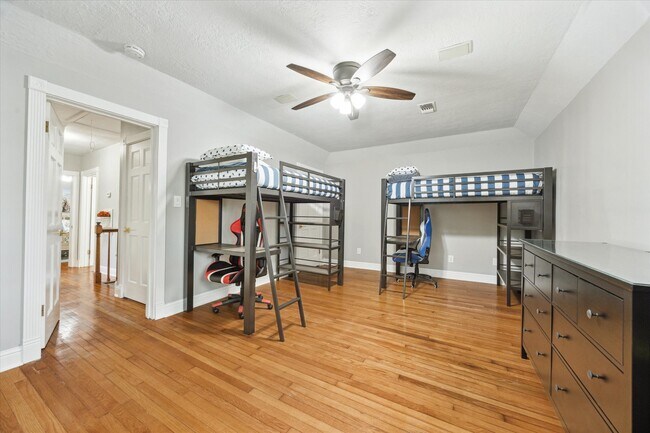 Building Photo - 718 Garden Oaks Blvd