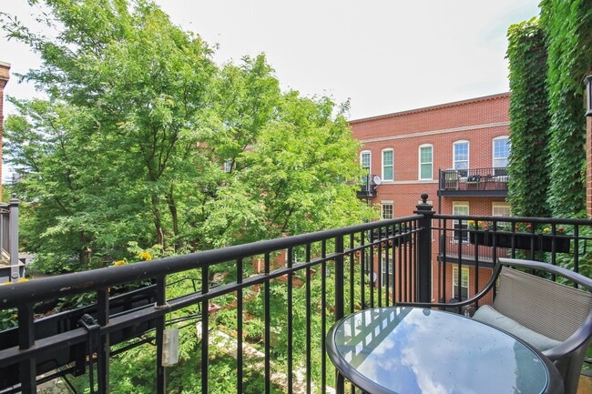 Building Photo - 305 W Scott St