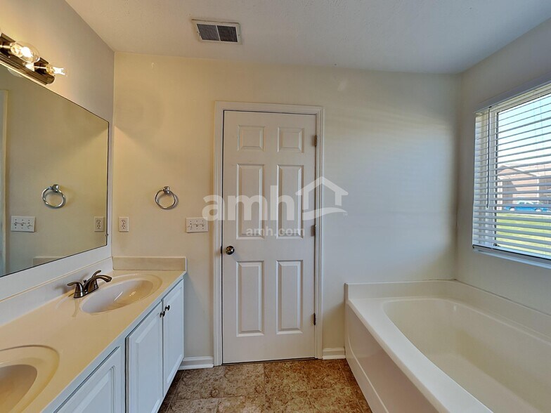 Building Photo - 2840 Meadow Gln