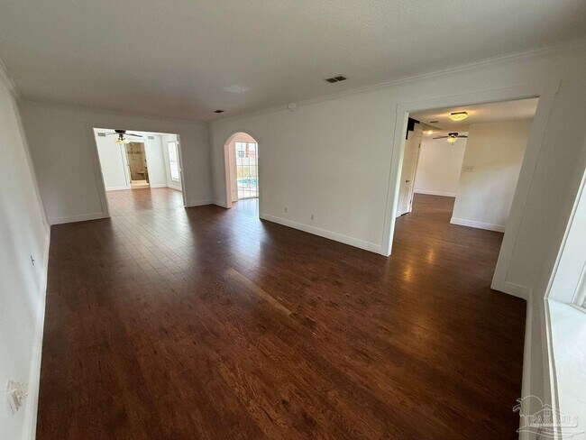 Building Photo - 905 Poinciana Dr