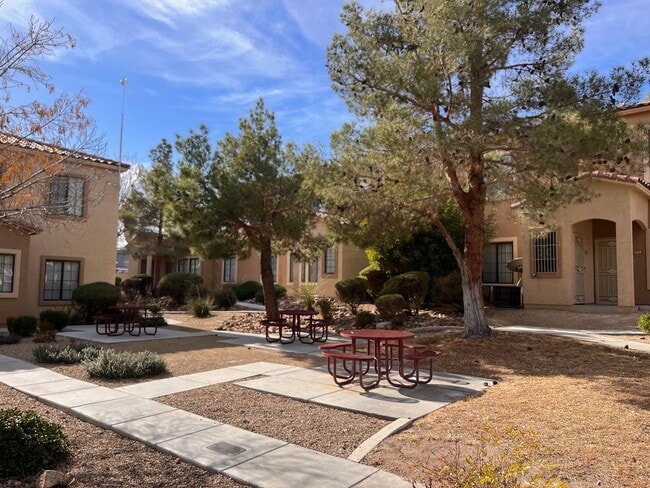 Building Photo - 2 Bedroom condo - Great Location