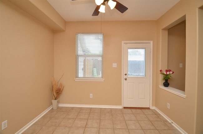 Building Photo - 2911 Meadowglen Cove