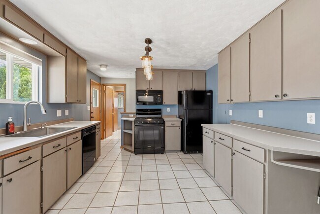 Building Photo - 6520 N Sutherlin St