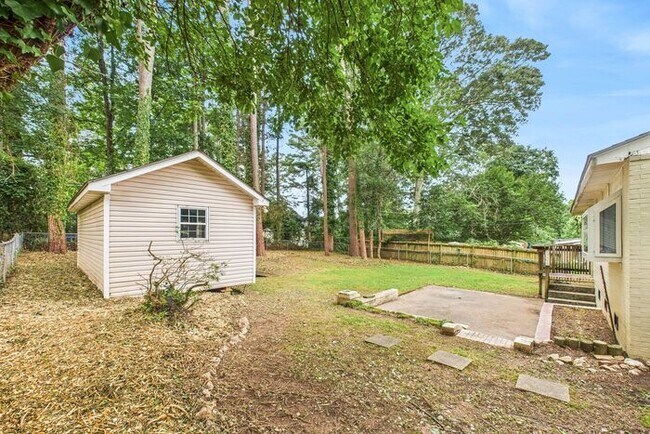 Building Photo - NW Brick Home in the Desirable Guilford Hi...